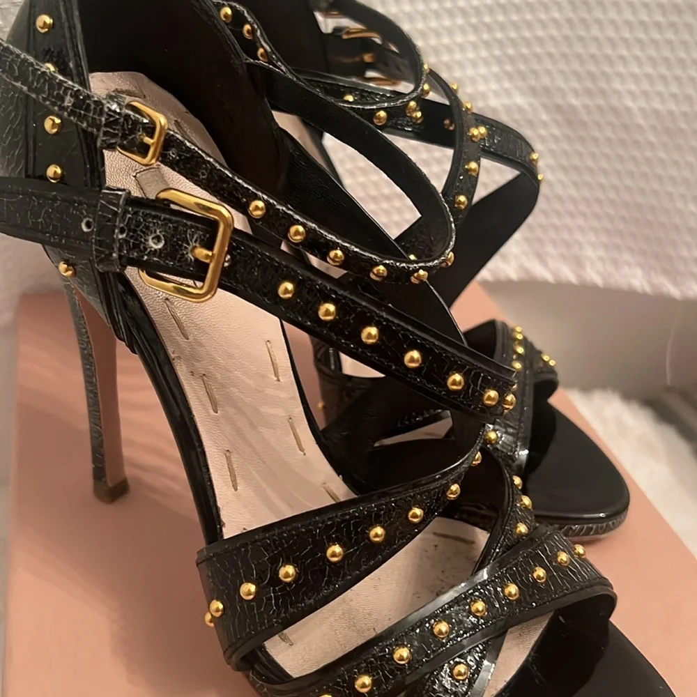 Miu Miu black crackle leather sandals with gold stud details - Picture 5 of 9